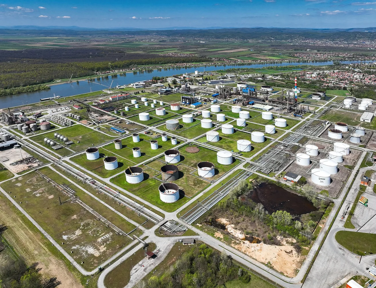 Аерознімок нафтопереробного заводу з численними резервуарами та інфраструктурою на території комплексу