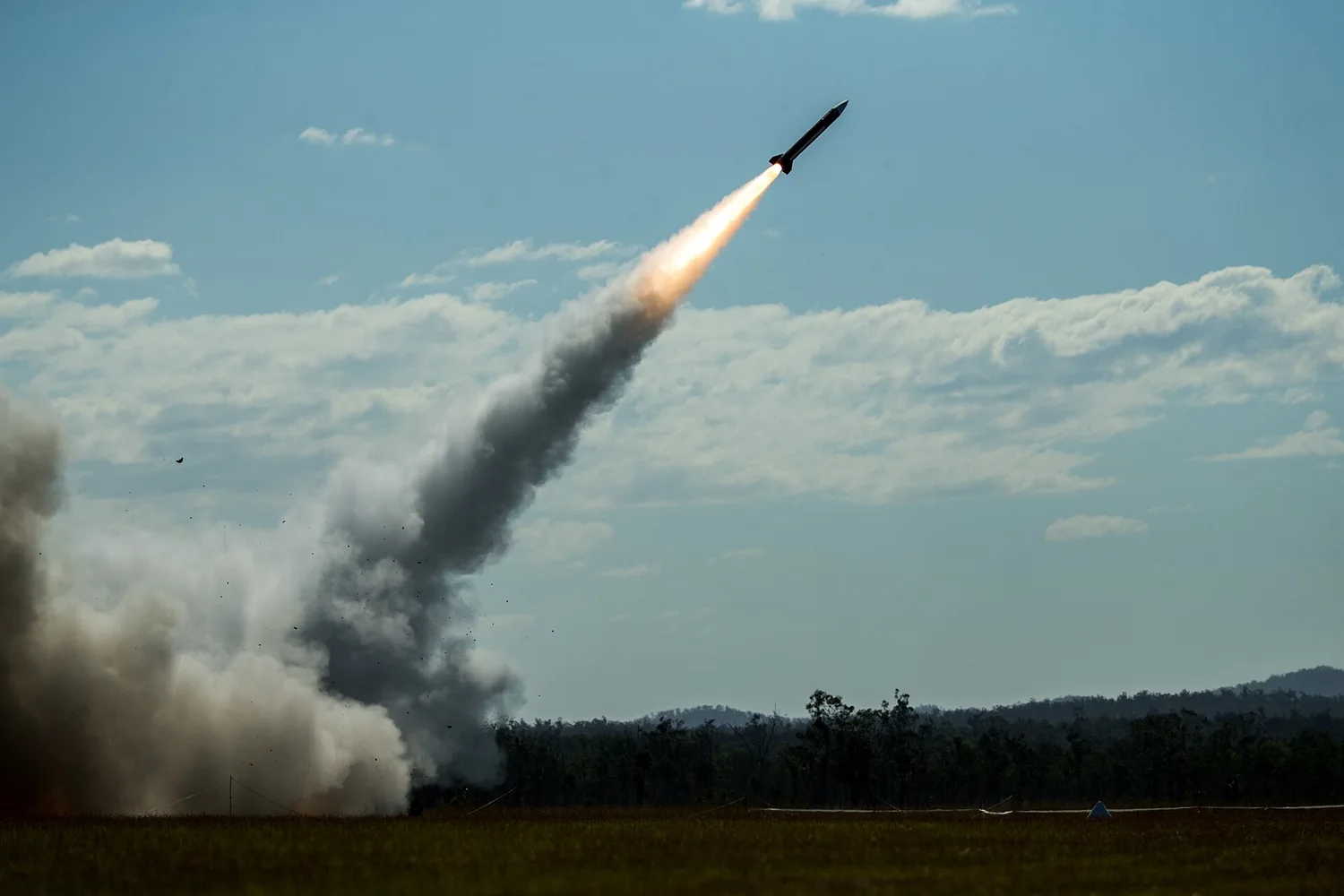 Злітаюча ракета Patriot над полем, дим і полум’я від двигуна на старті.