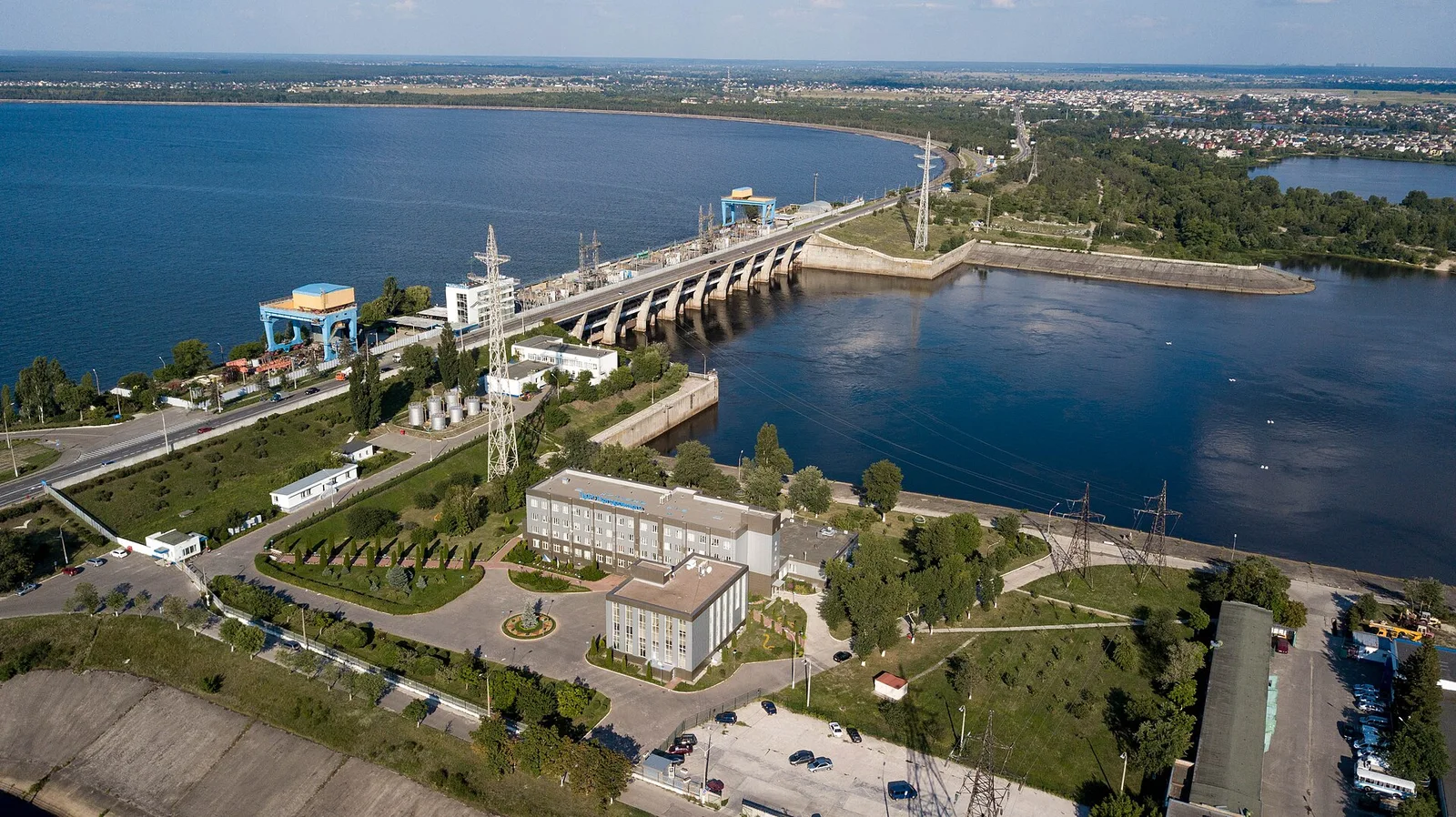 Аеровид на Київську ГЕС із дамбою, водосховищем і прилеглими будівлями