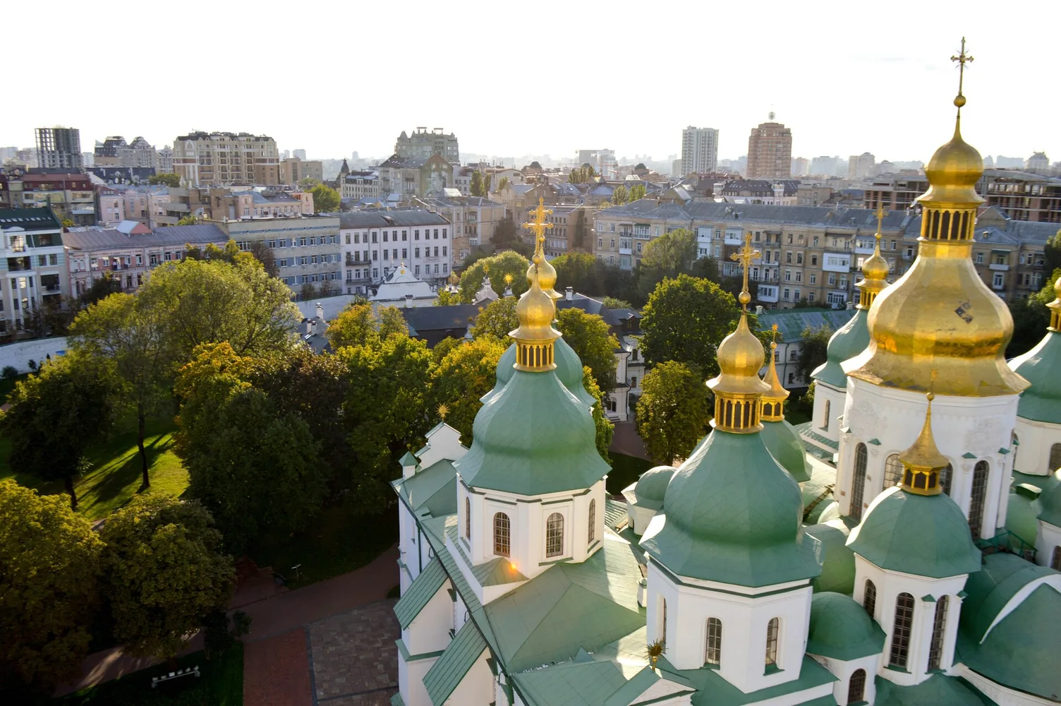 Аерофотознімок куполів Софійського собору на тлі міського горизонту Києва