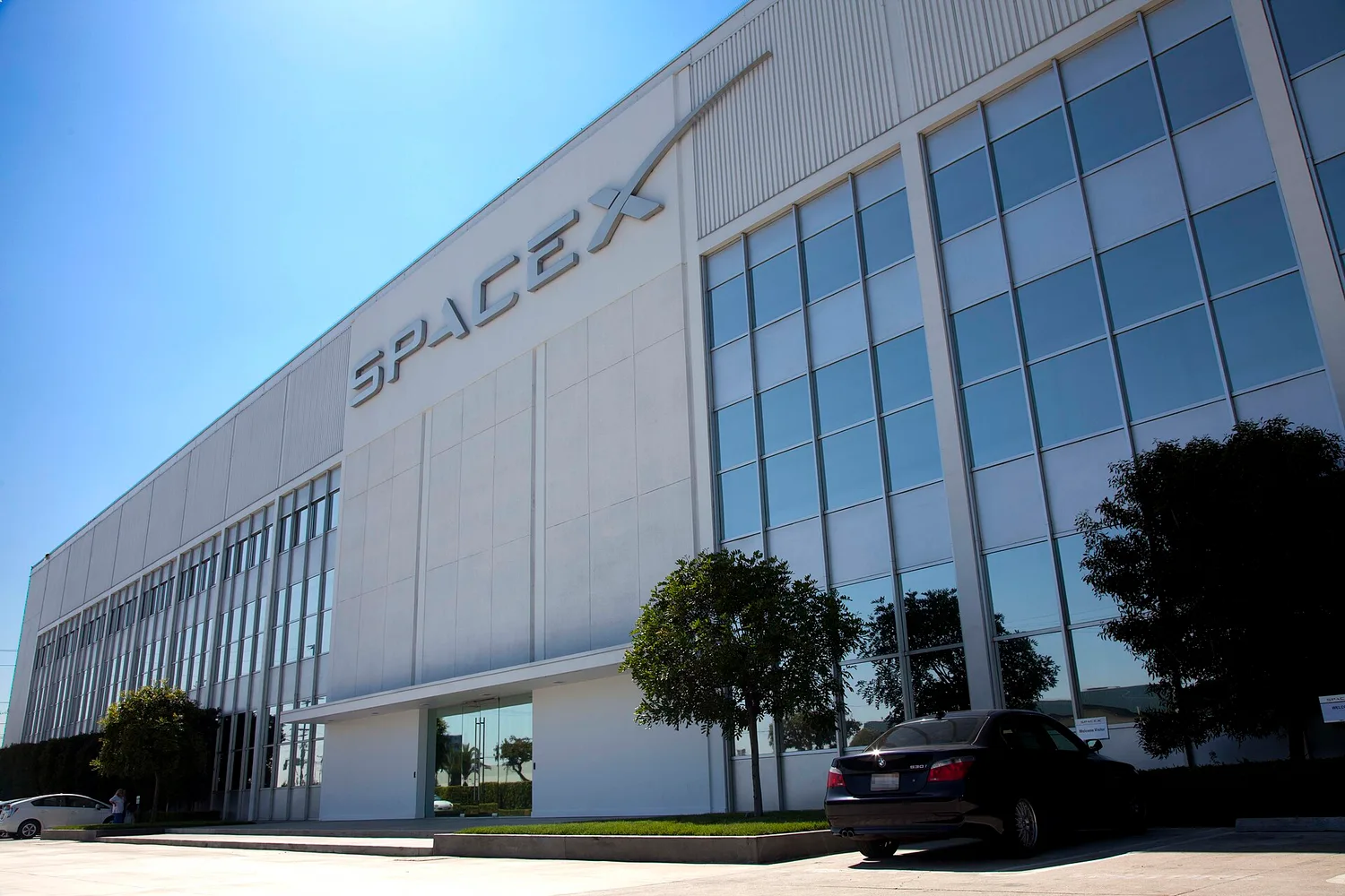 Фасад будівлі штаб-квартири SpaceX у Хоторні, Каліфорнія
