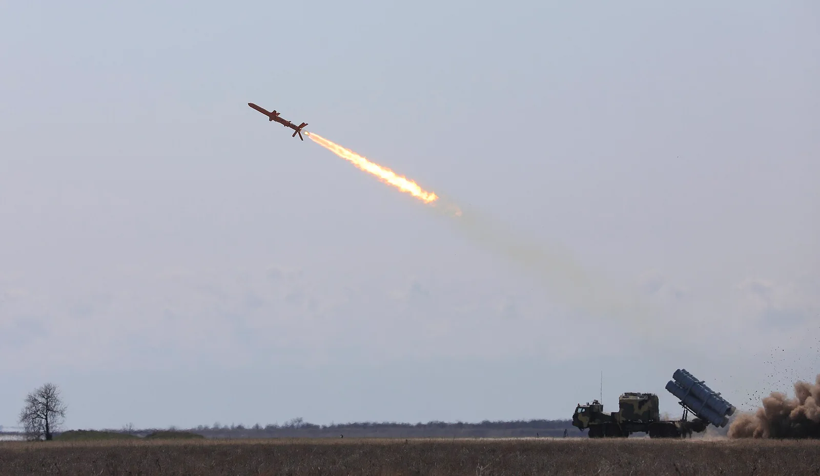 Пуск крилатої ракети Р-360 «Нептун» зі земної пускової установки, ракета у польоті з полум’ям та слідом диму