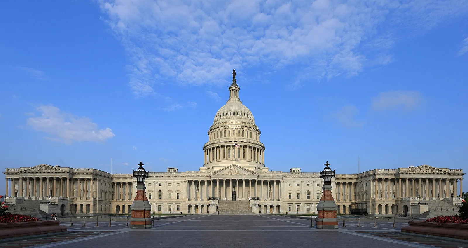 Будівля Капітолію США спереду, фасад і купол на тлі синього неба